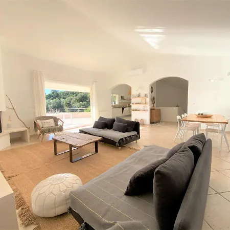 Superbe Avec Piscine Chauffee Et Acces Direct A La Plage
