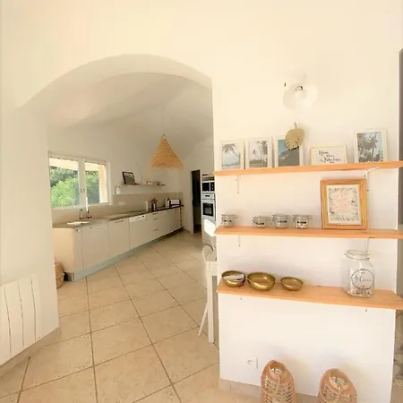 Superbe Avec Piscine Chauffee Et Acces Direct A La Plage